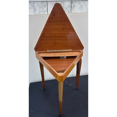 585 - Vintage musical table measures approximately