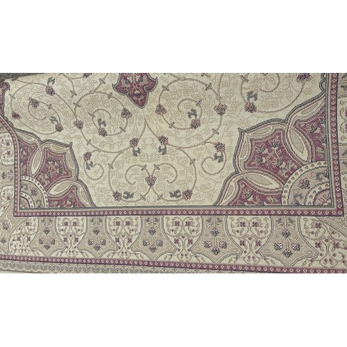 539 - Hertiage lounge rug, measures approximately 160cm by 230cm