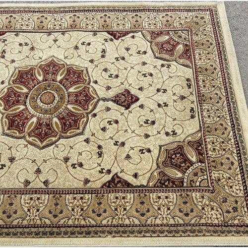 539 - Hertiage lounge rug, measures approximately 160cm by 230cm