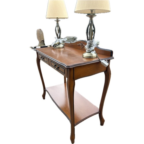 572 - Mahogany 1 drawer side table, together with a pair of table lamps, ovrall measurements of table Heig... 