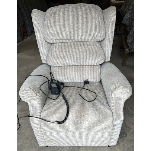 573 - Oatmeal coloured  rise and recline arm chair in working order, good overall condition