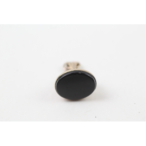 179 - 9ct gold onyx seal fob (1.9g)