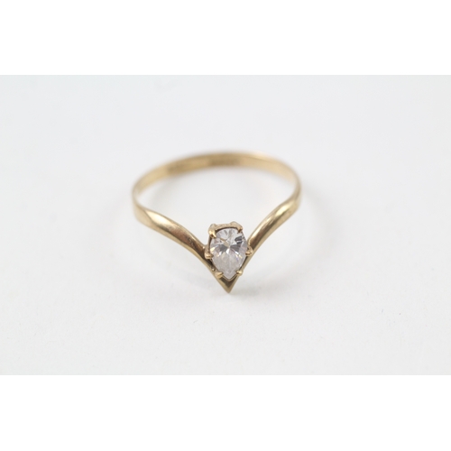 183 - 9ct gold cubic zirconia chevron ring (1.4g)