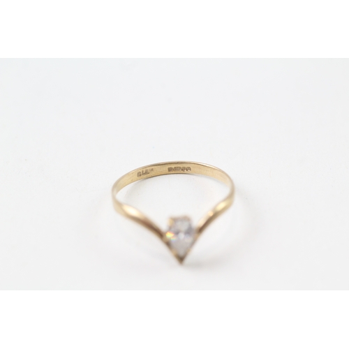 183 - 9ct gold cubic zirconia chevron ring (1.4g)