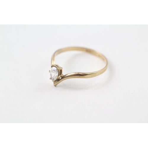 183 - 9ct gold cubic zirconia chevron ring (1.4g)