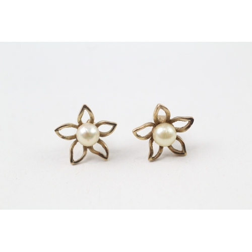 188 - 9ct gold cultured peaarl floral stud earrings (1.5g)