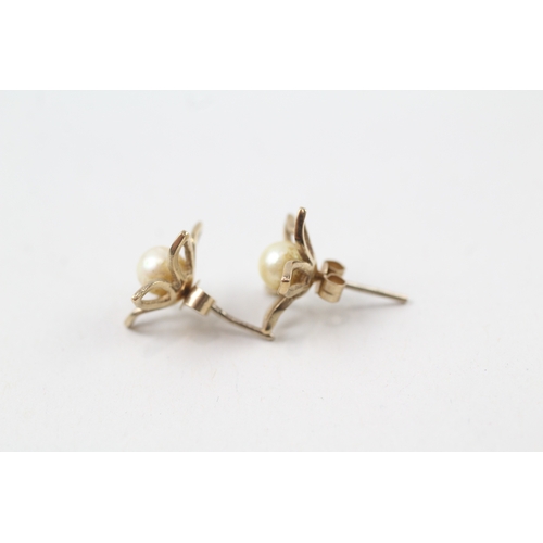 188 - 9ct gold cultured peaarl floral stud earrings (1.5g)