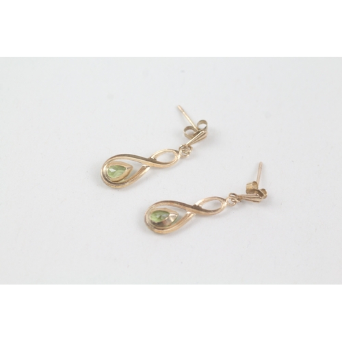 190 - 9ct gold peridot drop earrings (0.5g)