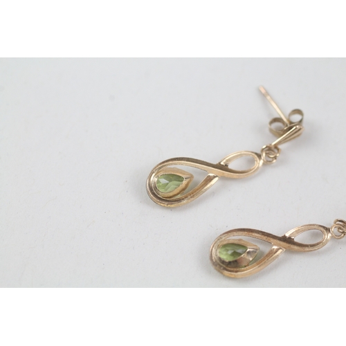 190 - 9ct gold peridot drop earrings (0.5g)