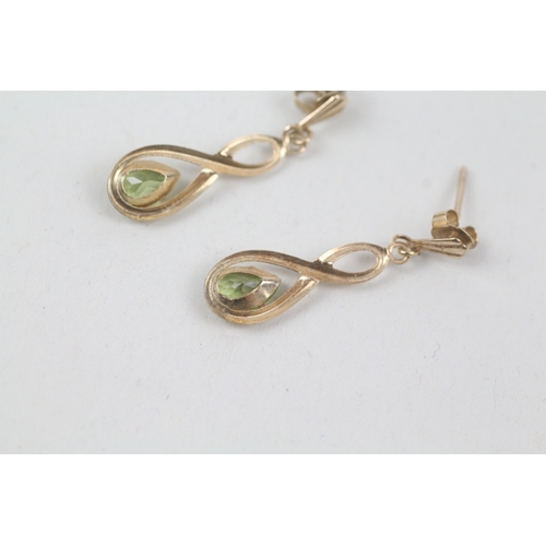 190 - 9ct gold peridot drop earrings (0.5g)