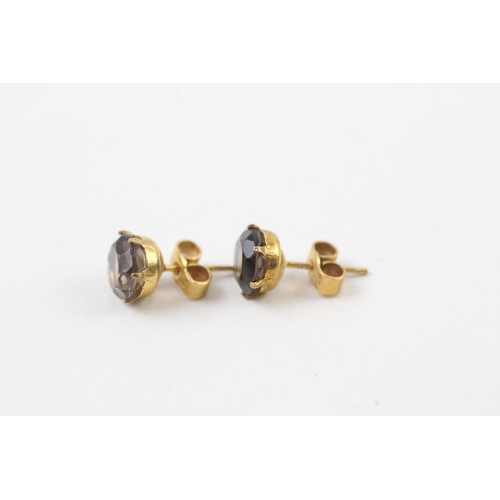 196 - 9ct gold smokey quartz stud earrings with scroll backs (1.4g)