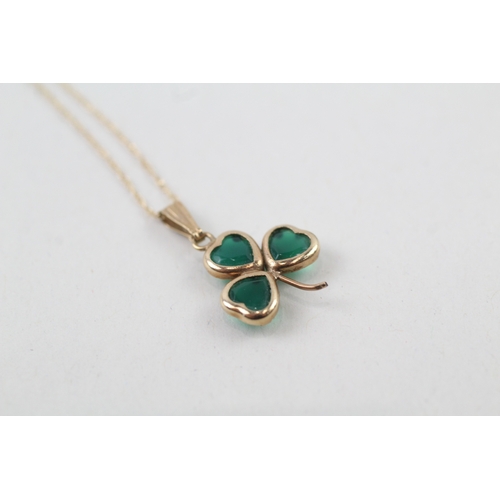 202 - 9ct gold chrysoprase irish shamrock pendant necklace (0.9g)