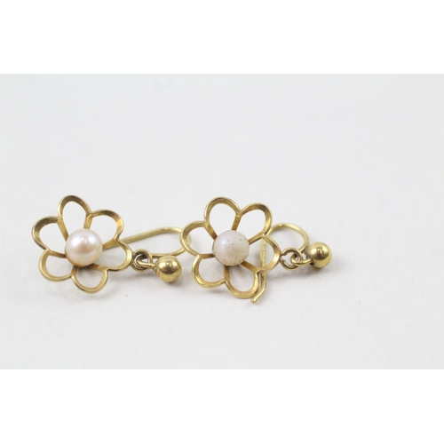 205 - 9ct gold cultured pearl floral drop earrings with french hooks (0.7g)