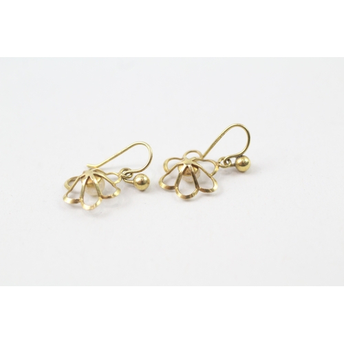 205 - 9ct gold cultured pearl floral drop earrings with french hooks (0.7g)