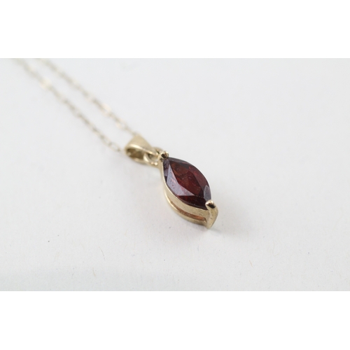 237 - 9ct gold marquise cut garnet pendant necklace (1.5g)