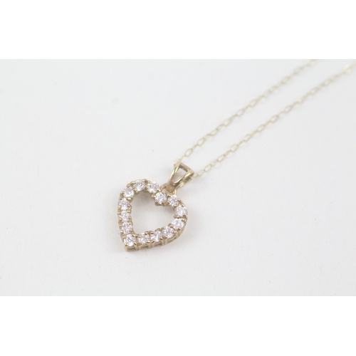 243 - 9ct gold cubic zirconia heart shape pedant necklace (1.7g)