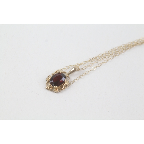 250 - 9ct gold oval cut garnet pendant necklace (1g)