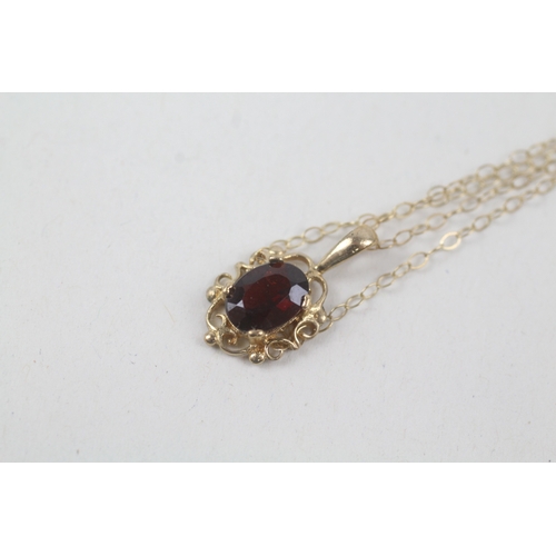 250 - 9ct gold oval cut garnet pendant necklace (1g)