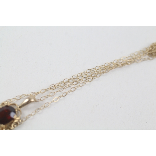 250 - 9ct gold oval cut garnet pendant necklace (1g)