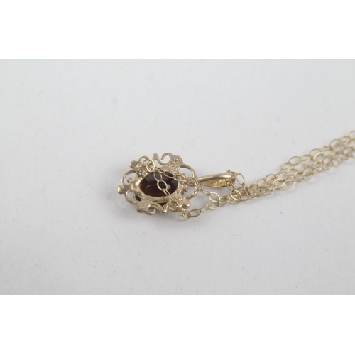 250 - 9ct gold oval cut garnet pendant necklace (1g)