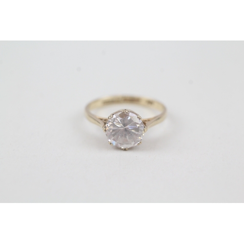 255 - 9ct gold vintage cubic zirconia soliatire ring (2.1g)