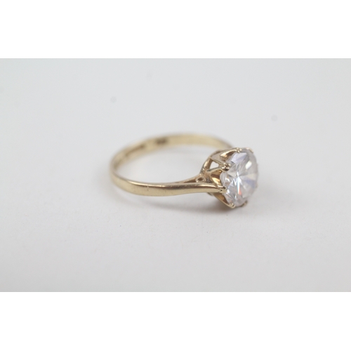 255 - 9ct gold vintage cubic zirconia soliatire ring (2.1g)