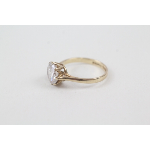 255 - 9ct gold vintage cubic zirconia soliatire ring (2.1g)