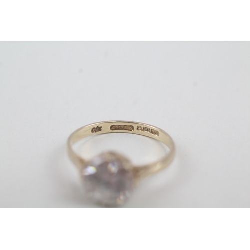 255 - 9ct gold vintage cubic zirconia soliatire ring (2.1g)