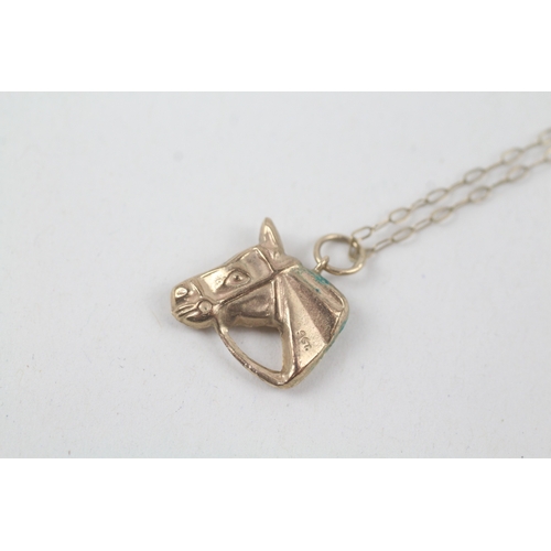 259 - 9ct gold horse head pendant necklace (0.9g)