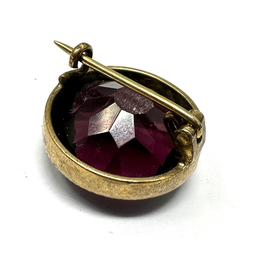 165 - Antique gold framed amethyst brooch measures approx 19mm dia weight 5g