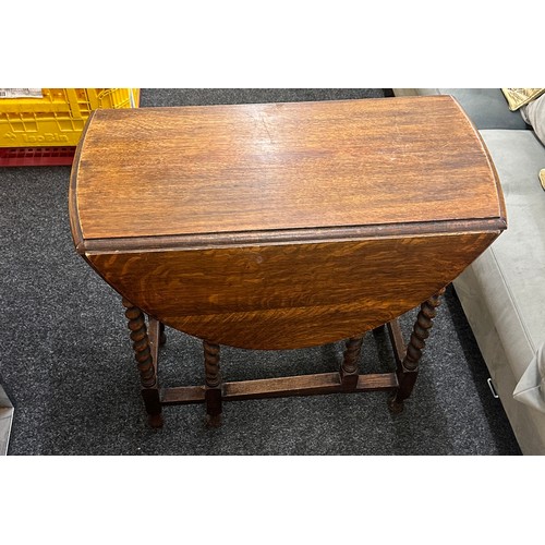 579 - Oak drop leaf occasional table measures approximately 29 inches all 41 inches wide 30 inches depth