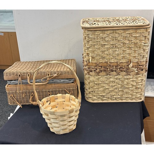 580 - Wicker picnic basket, laundry basket and others