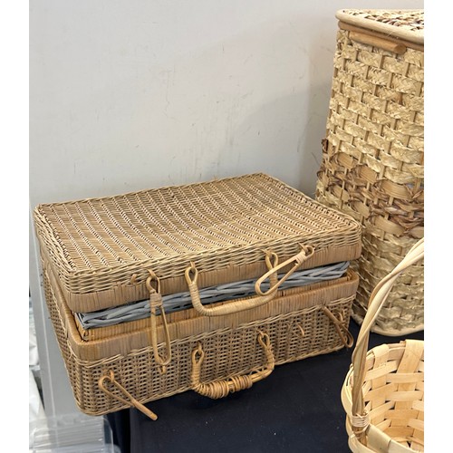 580 - Wicker picnic basket, laundry basket and others