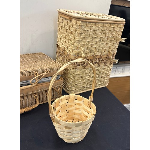 580 - Wicker picnic basket, laundry basket and others