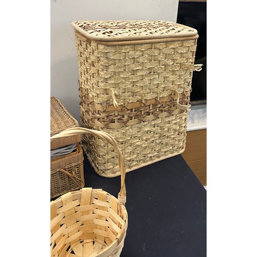 580 - Wicker picnic basket, laundry basket and others