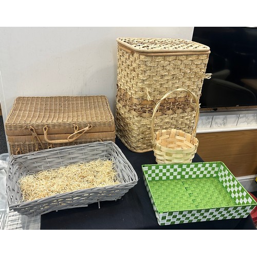 580 - Wicker picnic basket, laundry basket and others