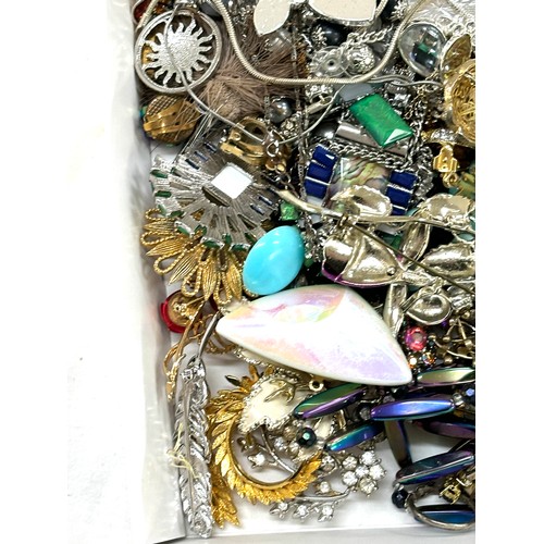 507 - Large selection of assorted costume jewellery