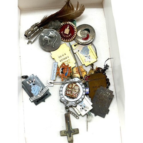 523 - Selection of assorted badges etc