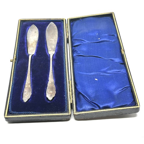 116 - boxed Silver silver butter knives