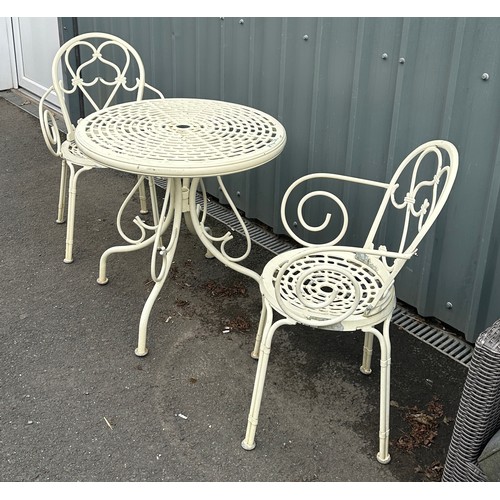 609 - Outdoor garden bistro set table and two chairs