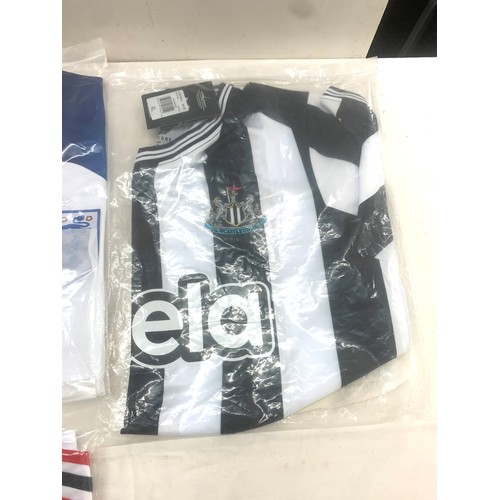 20 - Selection of new and sealed football shirts, to include Man United Size L & S, Newcastle XL and Engl... 