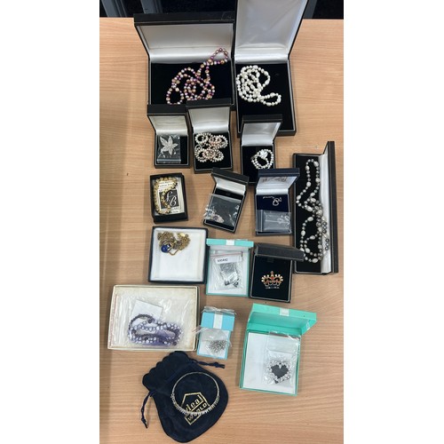 435 - Selection of ladies boxed costume jewellery to include necklaces, bracelets, brooch etc