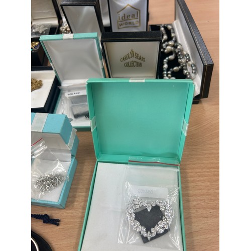 435 - Selection of ladies boxed costume jewellery to include necklaces, bracelets, brooch etc