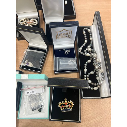 435 - Selection of ladies boxed costume jewellery to include necklaces, bracelets, brooch etc