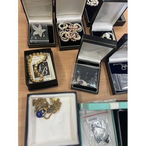 435 - Selection of ladies boxed costume jewellery to include necklaces, bracelets, brooch etc