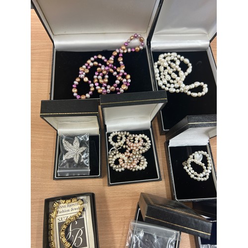 435 - Selection of ladies boxed costume jewellery to include necklaces, bracelets, brooch etc