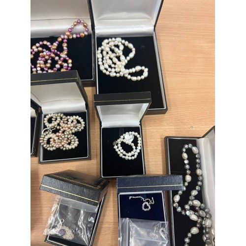 435 - Selection of ladies boxed costume jewellery to include necklaces, bracelets, brooch etc