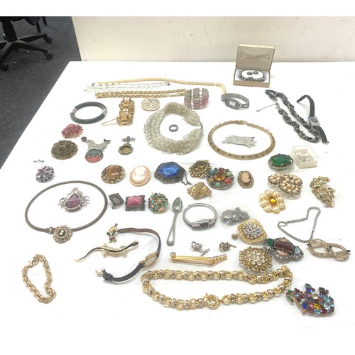 444 - Selection of vintage and later ladies costume jewellery to include brooches, bangle, necklaces, watc... 