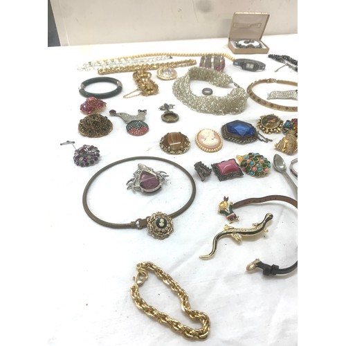 444 - Selection of vintage and later ladies costume jewellery to include brooches, bangle, necklaces, watc... 