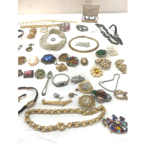 444 - Selection of vintage and later ladies costume jewellery to include brooches, bangle, necklaces, watc... 